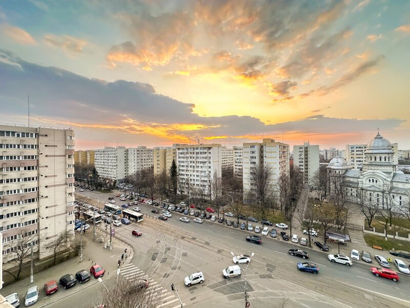 Bucur Obor. 3 camere 6 minute pe jos este Metroul, Bucur Obor! Loc de parcare!